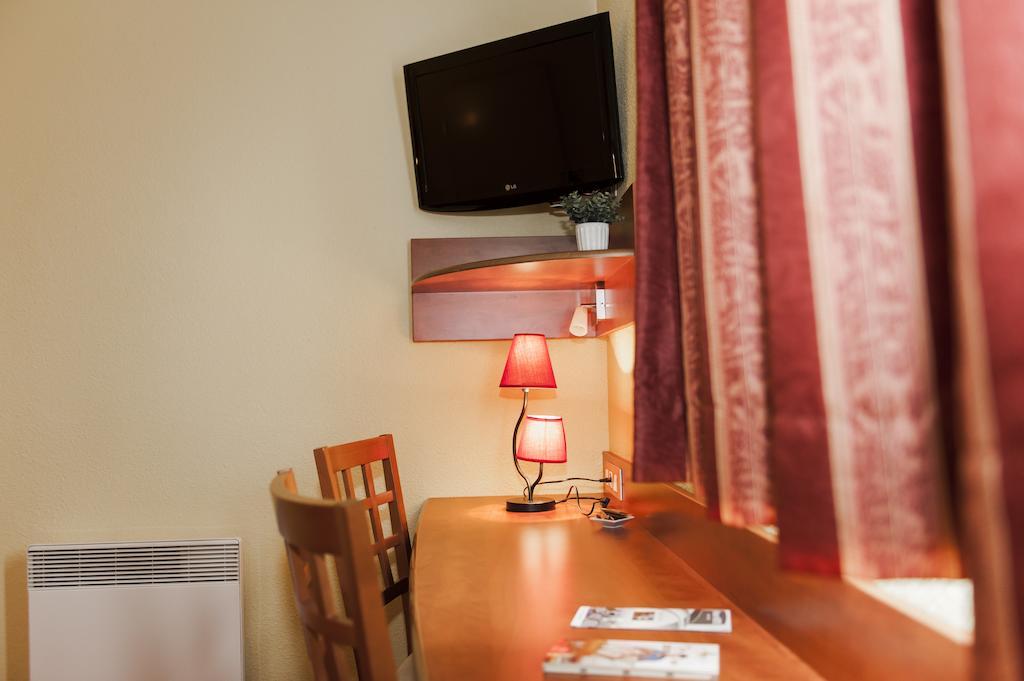 Armony Hotel Bourg-Achard Exterior photo