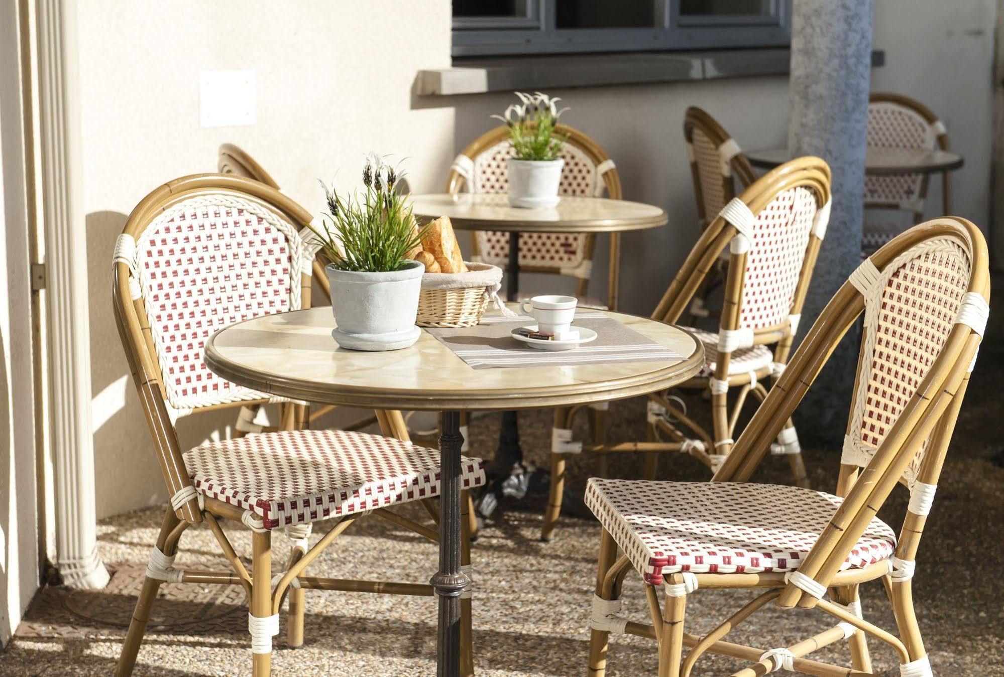 Armony Hotel Bourg-Achard Exterior photo